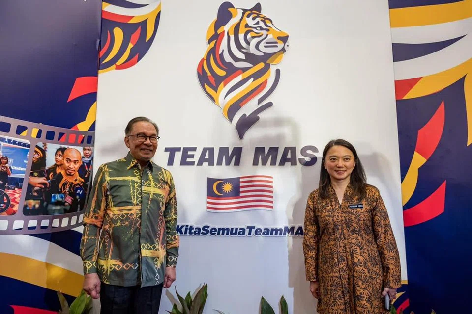 Perdana Menteri Malaysia, Datuk Seri Anwar Ibrahim (kiri), bersama Menteri Belia dan Sukan, Cik Hannah Yeoh, pada  Majlis Anugerah Sukan Negara di Kuala Lumpur.
