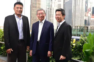 USAHA BANTU SYARIKAT TINGKAT NIAGA: Anggota Panel Pro-Perusahaan, (dari kiri) Encik Abu Bakar bin Mohd Nor (InfoFabrica Holdings Group), Encik Linus Goh (OCBC) dan Encik Adrian Chan (Lee & Lee). - Foto BH oleh DESMOND WEE