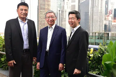 USAHA BANTU SYARIKAT TINGKAT NIAGA: Anggota Panel Pro-Perusahaan, (dari kiri) Encik Abu Bakar bin Mohd Nor (InfoFabrica Holdings Group), Encik Linus Goh (OCBC) dan Encik Adrian Chan (Lee & Lee). - Foto BH oleh DESMOND WEE