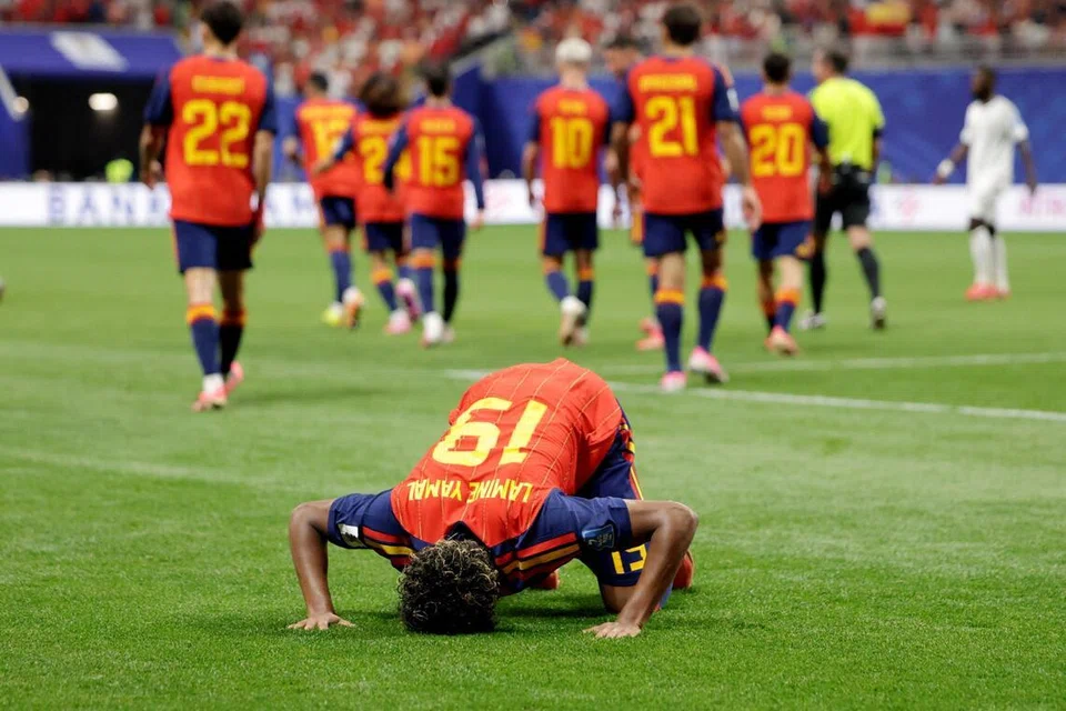 Bintang Sepanyol, Lamine Yamal, meraikan jaringan ke atas Arab Saudi dengan melakukan sujud syukur selepas menjaringkan gol pertamanya di Piala Dunia 2026 pada 22 Jun.