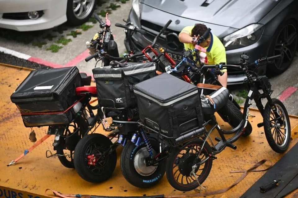 Alat Mobiliti Aktif (AMD)  yang tidak mematuhi piawaian dirampas oleh Penguasa Pengangkutan Darat (LTA) dan dimuatkan ke dalam trak tunda di Yishun pada 20 November.