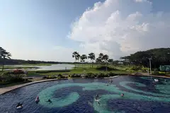 Kolam renang berhadapan padang golf nampak nyaman di Forest City Golf Resort.