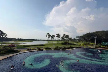 Kolam renang berhadapan padang golf nampak nyaman di Forest City Golf Resort.