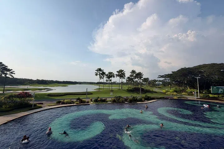 Kolam renang berhadapan padang golf nampak nyaman di Forest City Golf Resort.