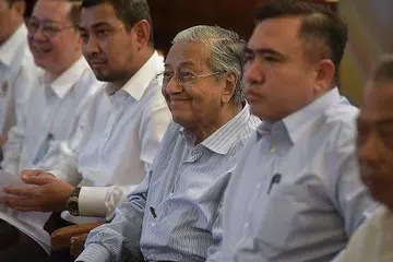 MAHU TERUSKAN:(Dari kiri) Menteri Kewangan, Encik Lim Guan Eng; Menteri Besar Johor, Dr Sahruddin Jamal; Tun Dr Mahathir Mohamad; dan Menteri Pengangkutan, Encik Anthony Loke di sidang media di Kompleks Kastam, Imigresen dan Kuarantin (CIQ) Bangunan Sultan Iskandar, Johor Bahru, semalam. - Foto BH oleh KUA CHEE SIONG