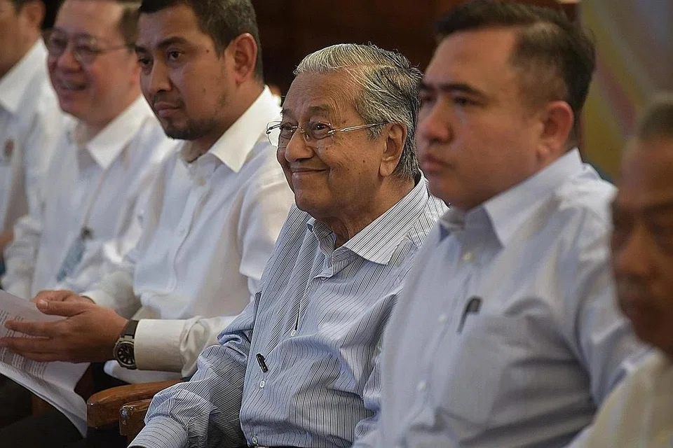 MAHU TERUSKAN:(Dari kiri) Menteri Kewangan, Encik Lim Guan Eng; Menteri Besar Johor, Dr Sahruddin Jamal; Tun Dr Mahathir Mohamad; dan Menteri Pengangkutan, Encik Anthony Loke di sidang media di Kompleks Kastam, Imigresen dan Kuarantin (CIQ) Bangunan Sultan Iskandar, Johor Bahru, semalam. - Foto BH oleh KUA CHEE SIONG