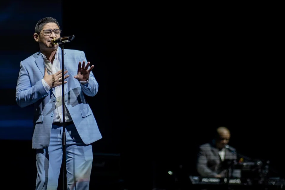  ‘SUARA EMAS’: ‘Suara emas’ menggambarkan suara yang amat enak didengar. Para peminat  kumpulan Ungu teruja dengan ‘suara emas’ Pasha, vokalis Ungu dalam konsert Rhythms of Passion: Ungu Live in Concert, di Teater The Star pada 13 November lalu. 