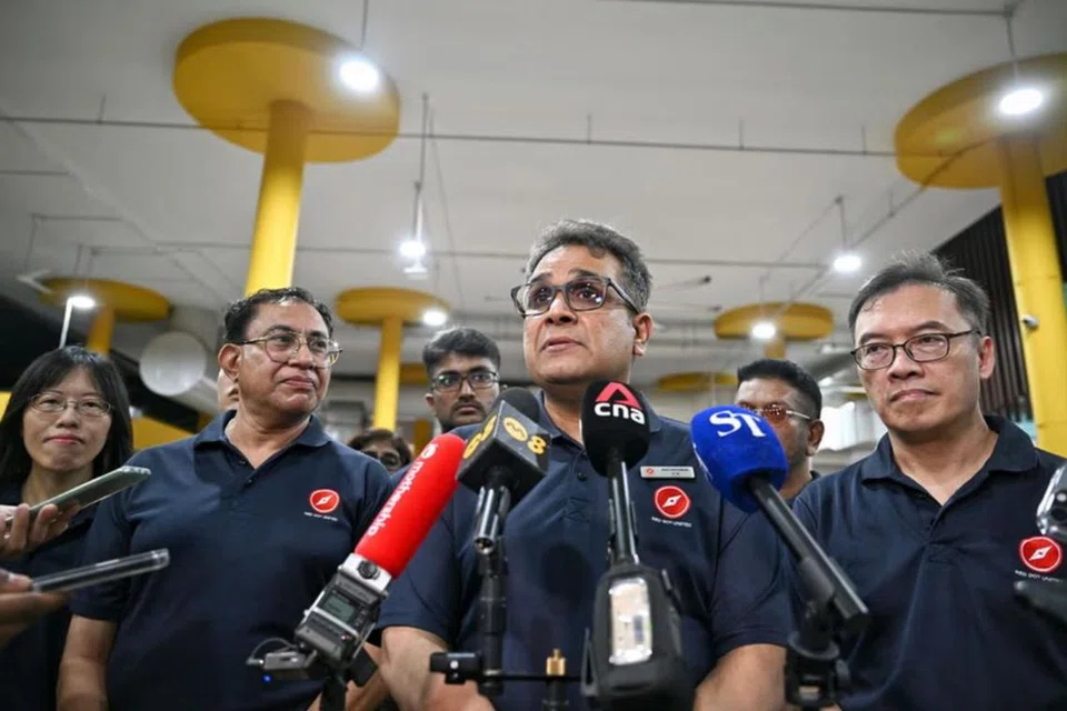 Setiausaha Agung Titik Merah Bersatu (RDU), Encik Ravi Philemon (tengah), bercakap kepada media sebelum melakukan lawatan di Pusat Makanan Yishun Park pada 3 April.
