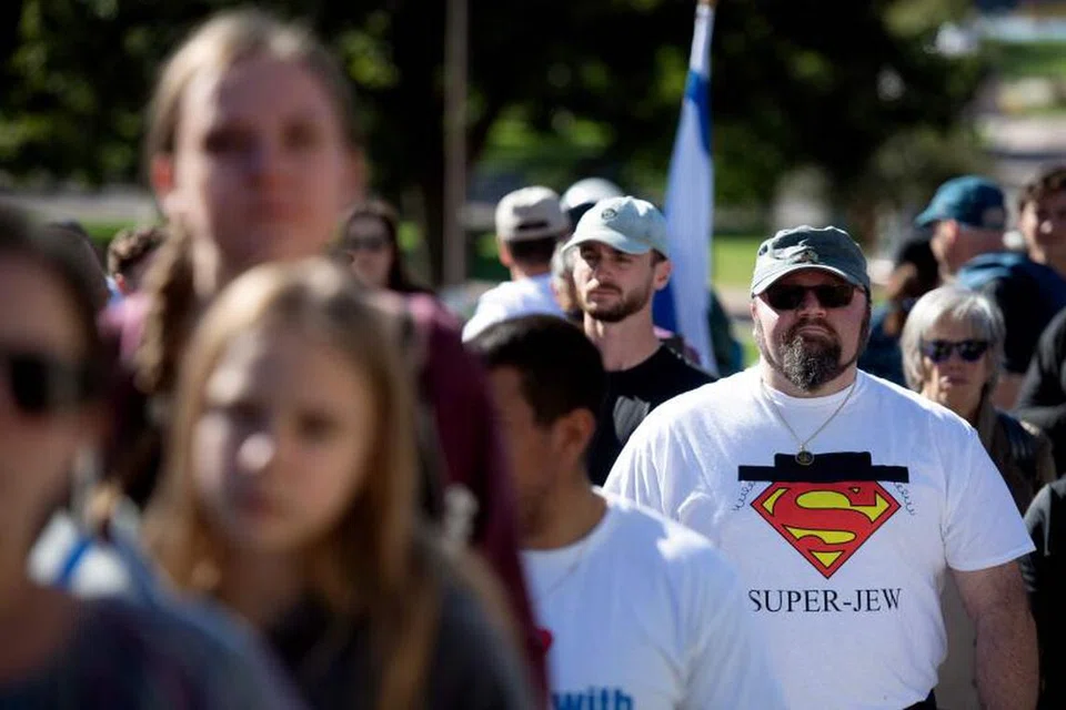TINDAKAN TEGAS: Seorang penunjuk perasaan memakai kemeja -T “Super-Yahudi” semasa perhimpunan menyokong Israel di luar Bangunan Colorado State Capitol di Denver, Colorado.