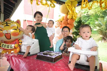 RAIKAN HARI ISTIMEWA: Kembar tiga (dari kiri), Kenneth, Seth, dan Gareth Chua, bersama ibu bapa mereka - Dr Claire Low dan Encik Edwin Chua - serta abang mereka, Keith, menyambut Krismas dan juga hari lahir mereka secara awal pada hujung tahun 2023.