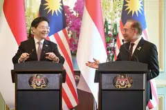 Perdana Menteri Malaysia, Datuk Seri Anwar Ibrahim (kanan), dan rakan sejawatannya dari Singapura, Encik Lawrence Wong, semasa di sidang media bersama di Rahat Pemimpin Malaysia-Singapura ke-11 yang berlangsung di Putrajaya, Malaysia, pada 7 Januari.