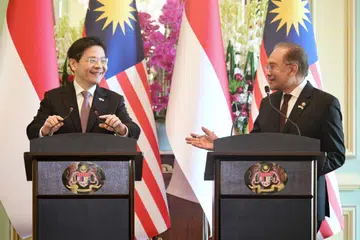 Perdana Menteri Malaysia, Datuk Seri Anwar Ibrahim (kanan), dan rakan sejawatannya dari Singapura, Encik Lawrence Wong, semasa di sidang media bersama di Rahat Pemimpin Malaysia-Singapura ke-11 yang berlangsung di Putrajaya, Malaysia, pada 7 Januari.