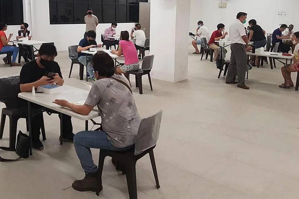 MENUNGGU GILIRAN: Sama seperti di kawasanundi lain, Sesi Bertemu Penduduk (MPS) bagi penduduk GRC Sembawang ini disambung semula secara fizikal dengan mengambil kira aspek keselamatan seperti ujian suhu badan dan mematuhi langkah jarak selamat bagi mengekang penularan Covid-19. Namun, kaedah maya masih diteruskan, kata AP kawasanundi itu, Encik Ong Ye Kung, dalam catatan Facebook. - Foto FACEBOOK ONG YE KUNG