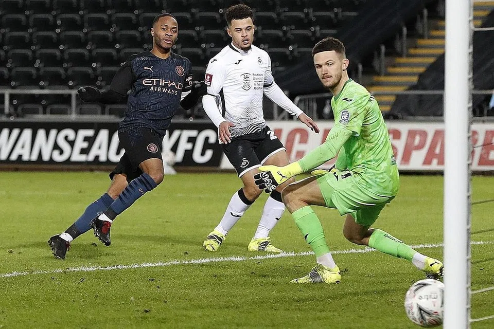 TERUS CEMERLANG: Raheem Sterling (kiri) menjaringkan gol kedua Manchester City dalam kemenangan 3-1 di Swansea kelmarin, untuk mara ke suku akhir Piala FA. - Foto REUTERS 
