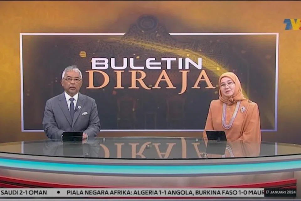 KESAYANGAN RAKYAT: Yang di-Pertuan Agong Ke-16 Malaysia, Sultan Abdullah Ahmad Shah (kiri) bersama Raja Permaisuri Agong, Tunku Azizah Aminah Maimunah Iskandariah, mencuri tumpuan rakyat ketika sampaikan berita Buletin Diraja dalam Buletin Utama TV3 pada 17 Januari. 