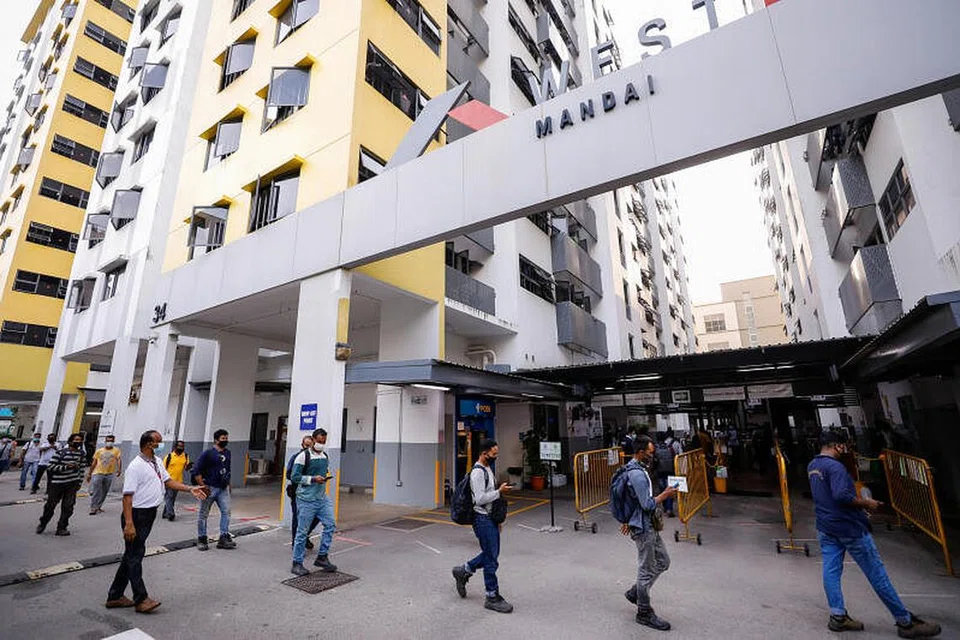 DUA KES TEMPATAN DI DORMITORI: Kementerian Kesihatan (MOH) mengesan terdapat tujuh kes jangkitan Covid-19 baru dengan dua daripadanya dikenal pasti di dormitori. - Foto hiasan KEMENTERIAN TENAGA MANUSIA