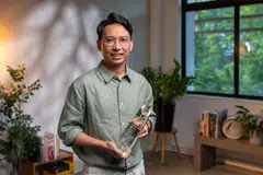 Encik Mohamed Firdaus, 41 tahun, pemenang Anugerah Guru Bahasa Inggeris Berinspirasi 2024 bagi kategori Anugerah Kepimpinan.