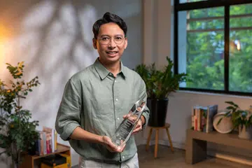 Encik Mohamed Firdaus, 41 tahun, pemenang Anugerah Guru Bahasa Inggeris Berinspirasi 2024 bagi kategori Anugerah Kepimpinan.
