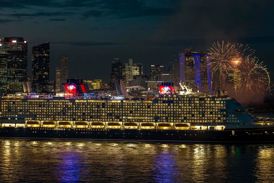 Langit Singapura diterangi pertunjukan bunga api pada 3 Mac bagi menyambut ketibaan Disney Adventure, kapal pertama Disney Cruise Line yang berpangkalan di Asia. 