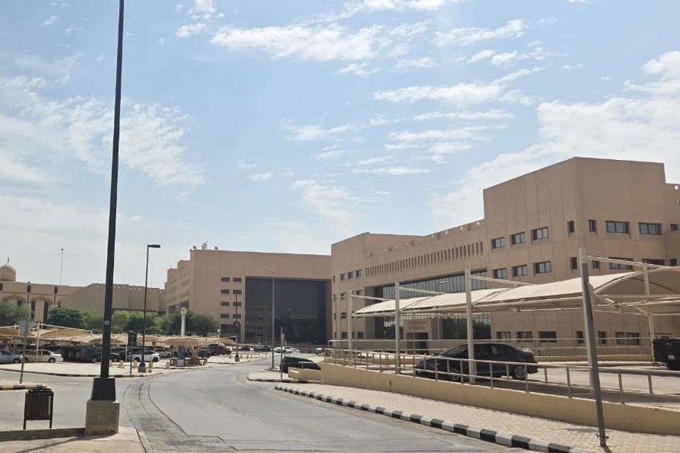 Suasana di Universiti King Saud, Riyadh, tempat penuntut tahun keempat Pengajian al-Quran, Encik Unais Abu Bakar Sidik, 25 tahun, meneruskan pengajiannya meskipun serangan ke atas Lapangan Terbang Antarabangsa Raja Khalid pada 10 dan 11 Oktober menimbulkan kebimbangan.