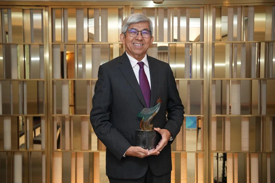 Mengulas tentang penerimaan anugerah tersebut, Dr Yaacob Ibrahim berkata anugerah tersebut mencerminkan sumbangan kakitangan dan rakan kerja sektor teknologi dalam membina sebuah negara yang lebih mesra teknologi dan AI.