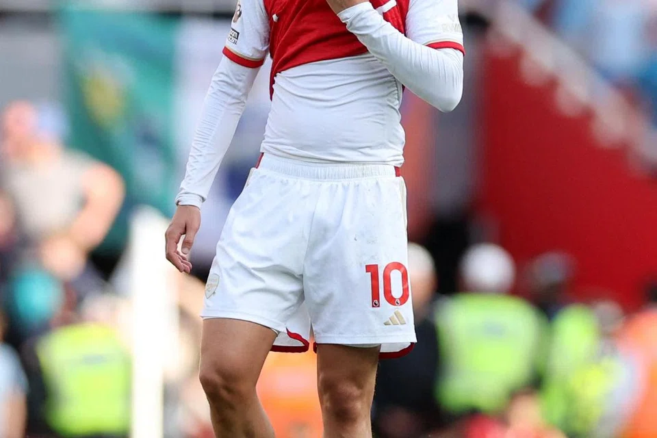 Fulham semakin hampir mendapatkan khidmat pemain tengah Arsenal, Emile Smith Rowe, dengan bayaran rekod kelab. 