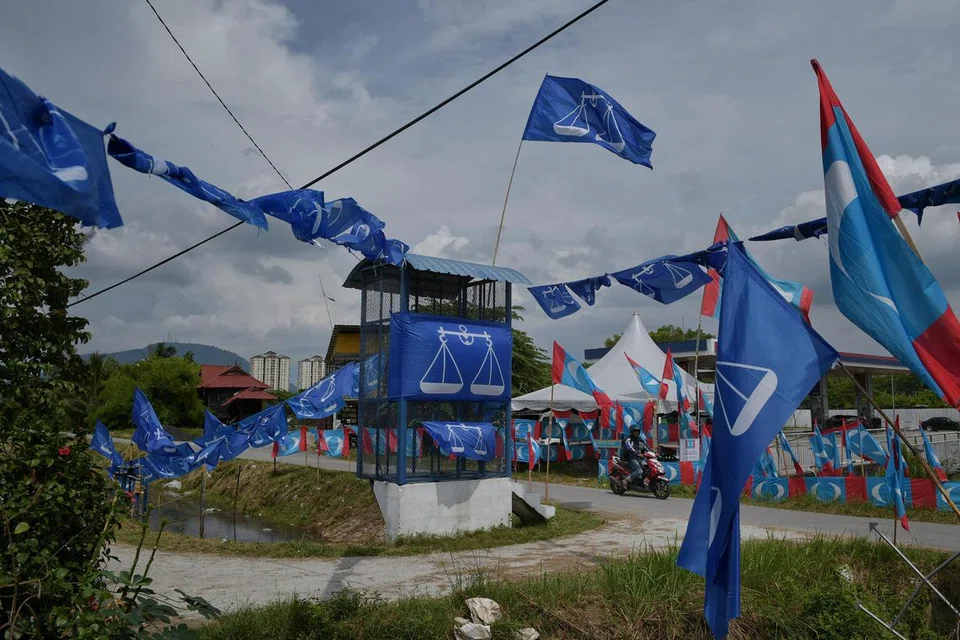 JADI MEDAN PERSAINGAN: Bendera parti di Permatang Pauh, Pulau Pinang pada 27 April 2018.