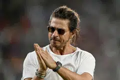 Selesai perlawanan kriket, Shah Rukh Khan tiba di Hotel Narmada, namun keadaannya semakin teruk pada keesokan hari sebelum dikejarkan ke hospital kerana strok haba dan dehidrasi.
