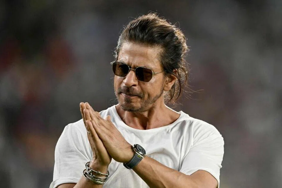 Selesai perlawanan kriket, Shah Rukh Khan tiba di Hotel Narmada, namun keadaannya semakin teruk pada keesokan hari sebelum dikejarkan ke hospital kerana strok haba dan dehidrasi.
