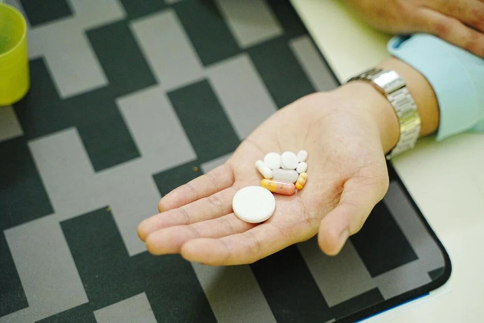 Encik Abdillah harus makan ubat setiap hari.