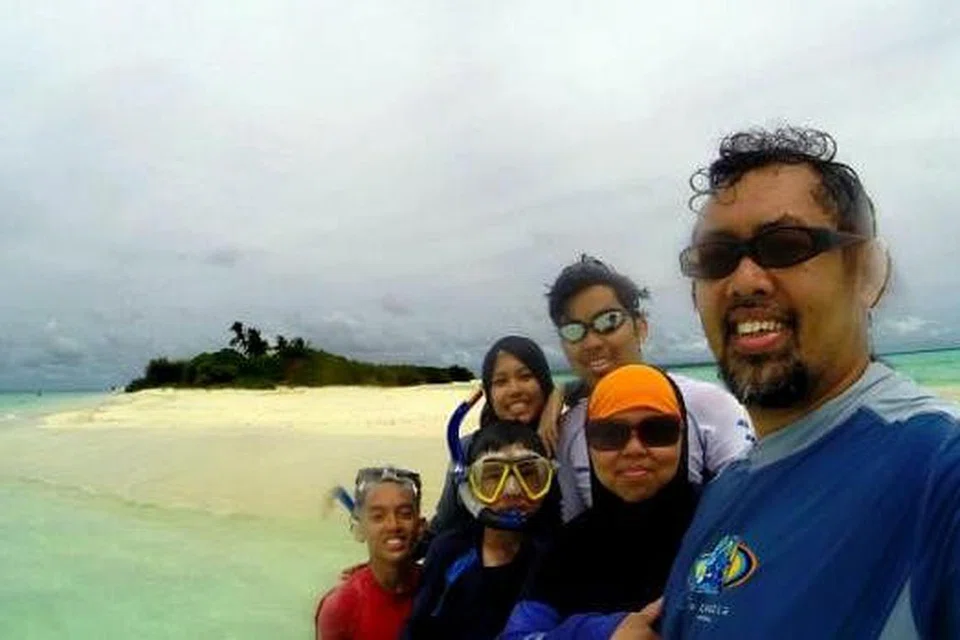 JIMAT, PUAS DAN SERONOK SEKALI: Penulis, Cik Rehana M.Salleh (dua dari kanan) bersama suami, Encik Jaafar Junali (kanan), dan empat orang anak mereka yang menghabisan seminggu pada Jun lalu di Maldives. - Foto-foto REHANA M.SALLEH