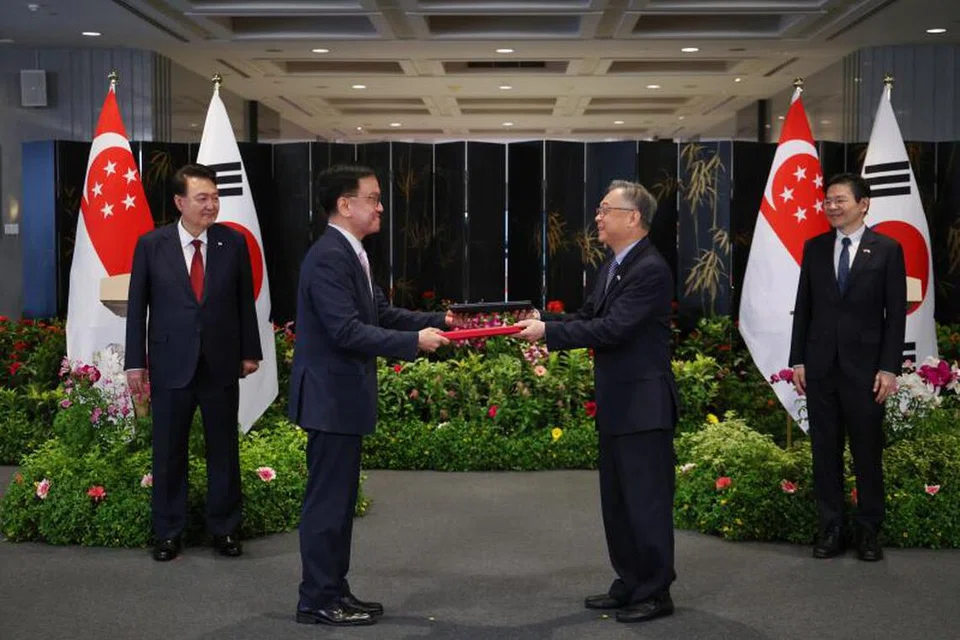 Perdana Menteri, Encik Lawrence Wong (kanan), dan Presiden Korea Selatan, Encik Yoon Suk Yeol (kiri), menyaksikan pemeteraian memorandum persefahaman antara Timbalan Perdana Menteri, Encik Gan Kim Yong (dua dari kanan), bersama Timbalan Perdana Menteri Korea Selatan, Encik Choi Sang Mok (dua dari kiri).