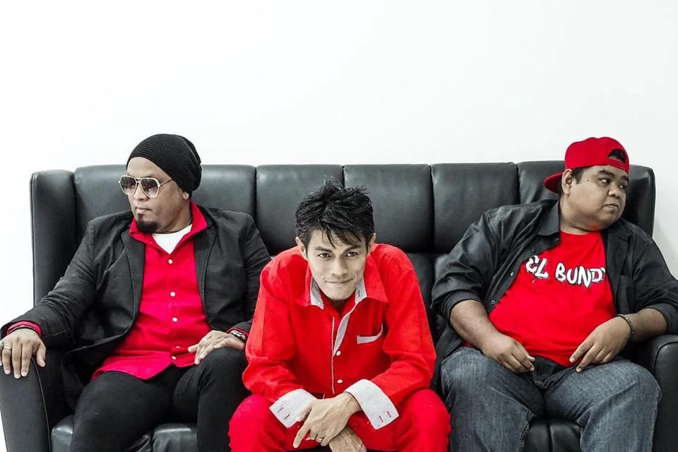 NASIHAT USIK MENGUSIK: Hamzah Adon (tengah) merakamkan lagu terkininya, Nak Jugak, bersama penyanyi rok Ian Blasta (kiri) dan bakat baru, EL Bundy, sebagai lanjutan pada lagu-lagu komedi yang menggunakan kata-kata tular di media sosial. - Foto CIPTA RASA KARYA