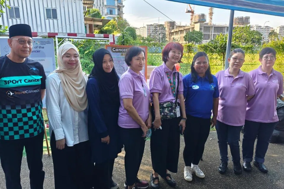 TINGKAT ILMU TENTANG BARAH: Anggota Parlimen GRC Sembawang, Cik Mariam Jaafar (tiga dari kanan), bersama CEO Persatuan Ain, Encik Md Yusof Ismail, dan wakil Pusat Barah Nasional Singapura (NCCS) mengendalikan kuiz mengenai barah semasa acara ‘SPOrT CANCER’.