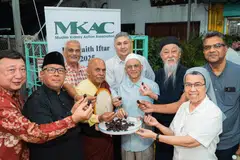 (Depan, dari kiri) Encik Michael Ang, dari Gereja Latter Day Saints; Ustaz Haroun Akhtar, duta MKAC; Venerable Dr K Gunaratana, Penasihat Agama Buddha Persatuan Buddha Mahakaruna; Encik Ameerali Abdeali, Presiden MKAC; Sister Theresa Seow, yang mewakili Gereja Katolik; serta (belakang, dari kiri) Encik Sneh Gupta, wakil agama Hindu; Encik Hormuz Avari, Presiden Pertubuhan Parsi Zoroastrian; Encik Lee Zhi Wang, Presiden Taoist Mission; dan Encik K. Elango, Presiden Perhimpunan Kerohanian Baha’i Singapura.