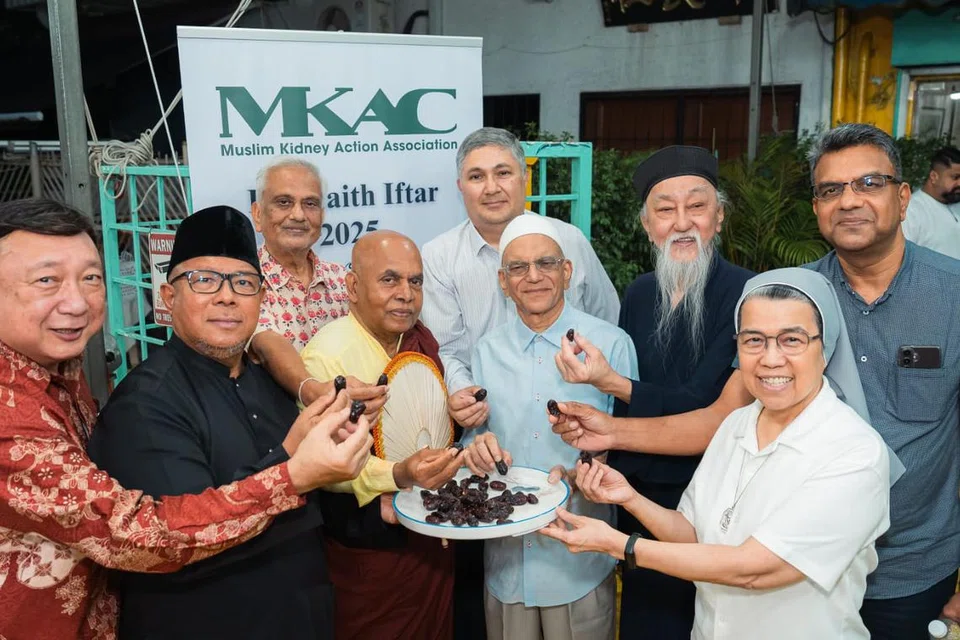 (Depan, dari kiri) Encik Michael Ang, dari Gereja Latter Day Saints; Ustaz Haroun Akhtar, duta MKAC; Venerable Dr K Gunaratana, Penasihat Agama Buddha Persatuan Buddha Mahakaruna; Encik Ameerali Abdeali, Presiden MKAC; Sister Theresa Seow, yang mewakili Gereja Katolik; serta (belakang, dari kiri) Encik Sneh Gupta, wakil agama Hindu; Encik Hormuz Avari, Presiden Pertubuhan Parsi Zoroastrian; Encik Lee Zhi Wang, Presiden Taoist Mission; dan Encik K. Elango, Presiden Perhimpunan Kerohanian Baha’i Singapura.