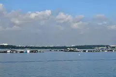 Ladang ikan di Selat Johor Timur pada 2021. Singapura pada November 2024 melancarkan rancangan untuk membaik pulih sektor akuakultur di tengah-tengah penurunan bilangan ternakan ikan berasaskan laut