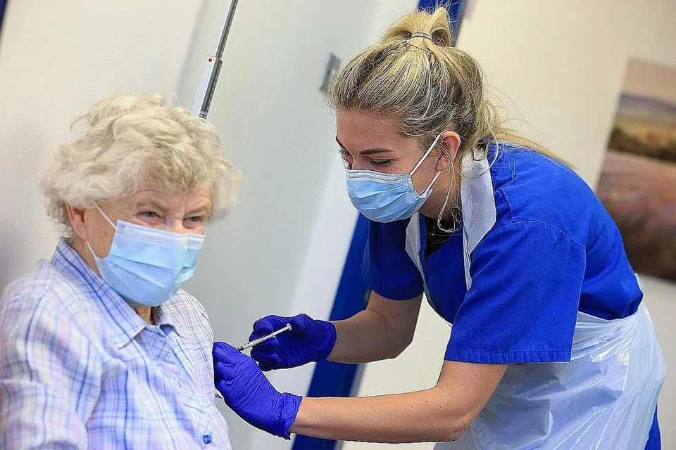 CEGAH GELOMBANG KETIGA: Kajian di Britain menunjukkan bahawa negara mereka perlu menyuntik vaksin ke atas sekurang-kurangnya 2 juta warga setiap minggu dan menutup sekolah demi mengelakkan berlakunya gelombang ketiga. Dalam gambar ini, jururawat Britain Terri Welch dirakam menyuntik pesakit dengan vaksin Pfizer-BioNTech di pusat perubatan Haxby, Britain utara, baru-baru ini. - Foto AFP