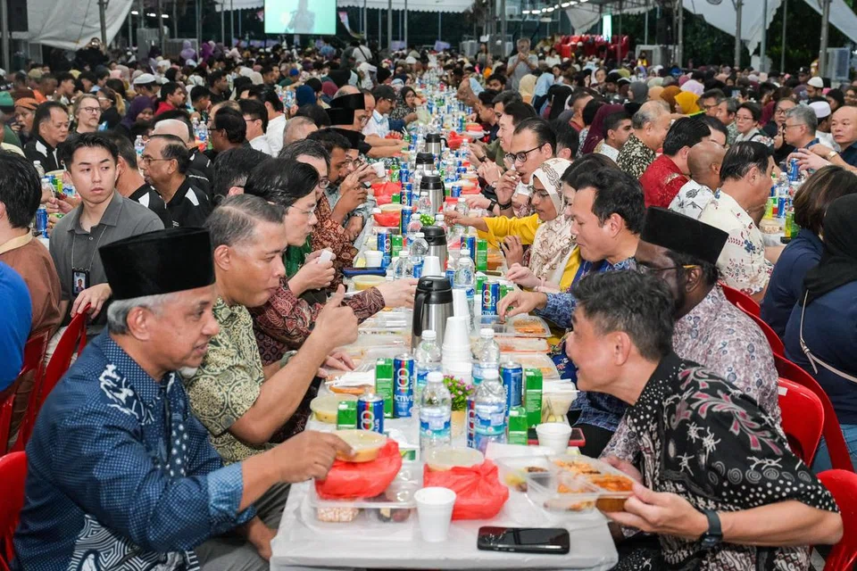 Perdana Menteri, Encik Lawrence Wong (tiga dari kiri) menghadiri acara berbuka puasa, Iftar Utara bersama pemimpin akar umbi di Marsiling. 