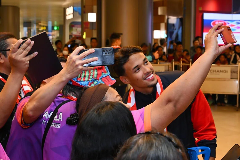 Penyerang Singa, Ilhan Fandi, beramah tamah dengan penyokong di Terminal 2, Lapangan Terbang Changi pada 19 November. 