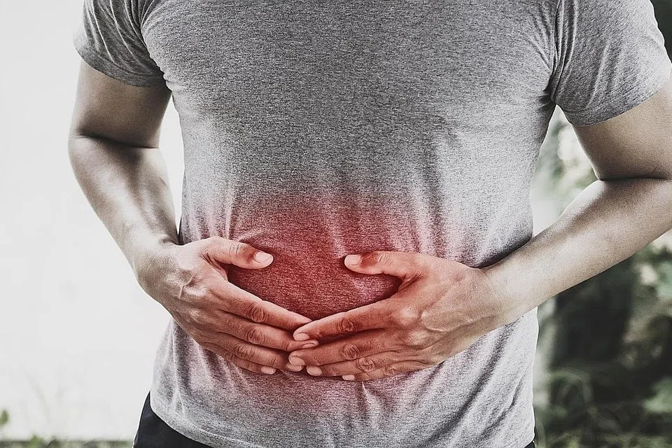 SERING SALAH DIAGNOSIS: NET menimbulkan gejala yang serupa dengan IBS, iaitu ketidakselesaan usus, kembung, cirit-birit, penurunan berat badan dan sensitif terhadap beberapa makanan seperti hidangan pedas dan lain-lain. IBS biasa dihidapi dan menjejas sekitar 10 peratus rakyat Singapura, dengan kadar kelaziman seramai 10,000 setiap 100,000 penduduk. Sebaliknya, NET jarang berlaku dengan kadar kelaziman 35 kes setiap 100,000 penduduk - hanya menjejas 0.035 peratus penduduk. - Foto ISTOCKPHOTO