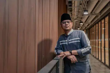 USTAZ PENCERITA: Sebagai Duta Bahasa, Ustaz Muhammad Nuzhan Abdul Halim turut menjadi pengadil peraduan bercerita di perpustakaan.