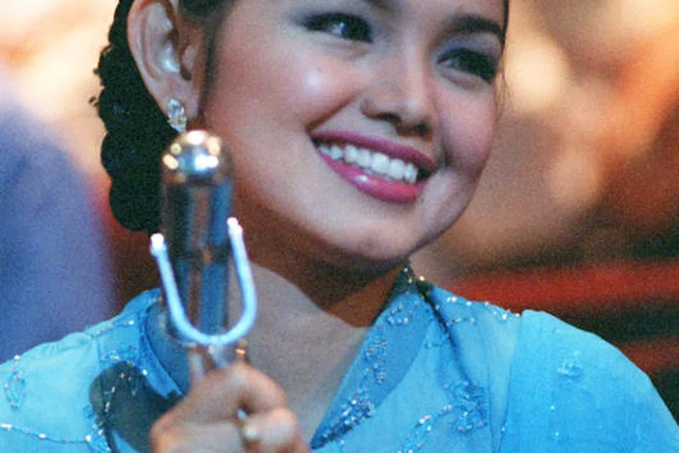 Siti Nurhaliza  penyanyi manis dengan pakej wajah cantik dan suara lunak sejak kemunculannya pada 1995.