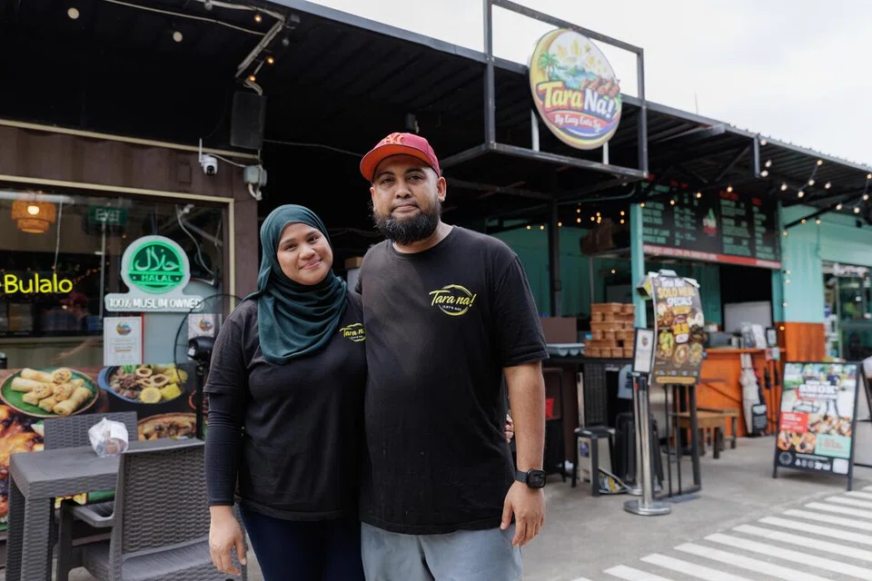 Pemilik Tara Na by Easy Eatz SG, Cik Nurnisa Jonson bersama suaminya, Encik Imran Gazali.  Pasangan itu telah mendapatkan lokasi baru di Punggol Golf Course selepas dimaklumkan bahawa mereka perlu meninggalkan premis mereka di Punggol Container Park menjelang 31 Oktober.