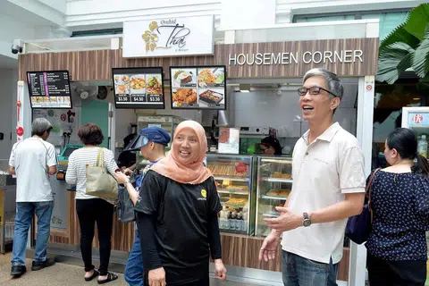 TUGAS LEBIH MUDAH: Dengan adanya sistem kios bayaran sendiri, Cik Madiah Jasin (bertudung) tidak bimbang tersalah kira wang. Majikannya - Pengarah Orchid Thai, Encik Andy Tay (baju putih) memanfaatkan WorkPro - Geran Rekaan Semula Pekerjaan - bagi melaksanakan sistem kios bayaran sendiri itu. - Foto M.O SALLEH
