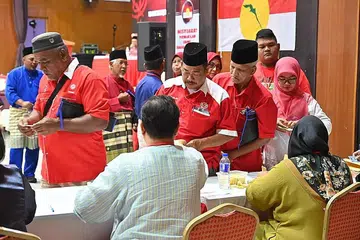 UNDI KEPIMPINAN UMNO: Ahli Umno beratur untuk mengundi sempena pemilihan kepimpinan parti itu baru-baru ini. - Foto FACEBOOK UMNO ONLINE