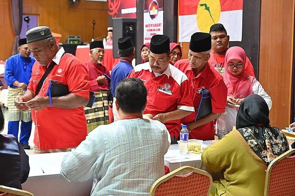 UNDI KEPIMPINAN UMNO: Ahli Umno beratur untuk mengundi sempena pemilihan kepimpinan parti itu baru-baru ini. - Foto FACEBOOK UMNO ONLINE
