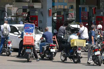 Penunggang dan pemandu kenderaan beratur panjang untuk mengisi minyak di sebuah stesen petrol di Teheran, Iran, pada 25 Ogos 2026, selepas Amerika Syarikat mengumumkan sekatan baharu bagi meningkatkan tekanan ekonomi terhadap Teheran. Setiausaha Perbendaharaan Amerika, Encik Scott Bessent, berkata Washington mahu “menyesakkan ekonomi” Iran dengan memperluaskan sekatan sekunder, hampir enam bulan selepas perang dengan Iran menemui jalan buntu dan rundingan damai kekal tersekat.
