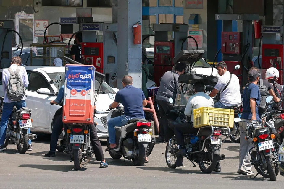 Penunggang dan pemandu kenderaan beratur panjang untuk mengisi minyak di sebuah stesen petrol di Teheran, Iran, pada 25 Ogos 2026, selepas Amerika Syarikat mengumumkan sekatan baharu bagi meningkatkan tekanan ekonomi terhadap Teheran. Setiausaha Perbendaharaan Amerika, Encik Scott Bessent, berkata Washington mahu “menyesakkan ekonomi” Iran dengan memperluaskan sekatan sekunder, hampir enam bulan selepas perang dengan Iran menemui jalan buntu dan rundingan damai kekal tersekat.
