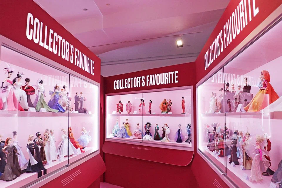 HOUSES OF DREAMS: Pengunjung boleh menikmati pameran yang menampilkan lebih 600 anak patung Barbie di pusat beli-belah ION Orchard. - Foto ION ORHCARD